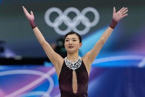 フィギュア女子フリー　坂本花織は演技を終えると両手を高く上げて歓声に応えた(AP)