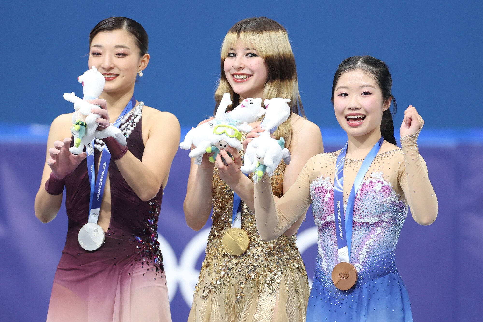 フィギュアスケート女子フリーの演技を終えて表彰台に上がる、(左から)銀メダルの坂本花織、金メダルのアリサ･リュウ、銅メダルの中井亜美=関田航撮影