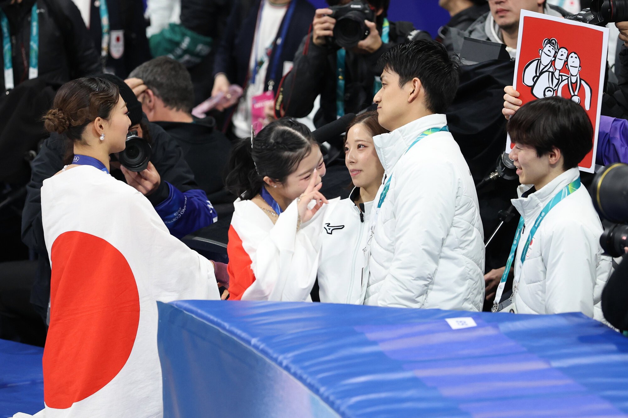 フィギュアスケート女子で銀メダルを獲得した坂本花織(左)と銅メダルの中井亜美(左から二人目)を迎える日本の選手たち=関田航撮影