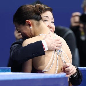 女子フリーの演技を終え涙する坂本(手前)を抱きしめる中野コーチ(撮影･前田充)