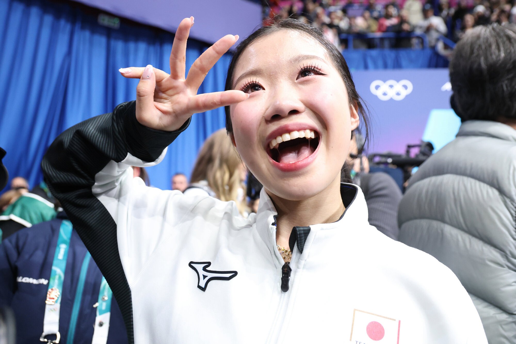 フィギュアスケート女子で銅メダルを獲得し、笑顔でポーズを決める中井亜美=西岡臣撮影