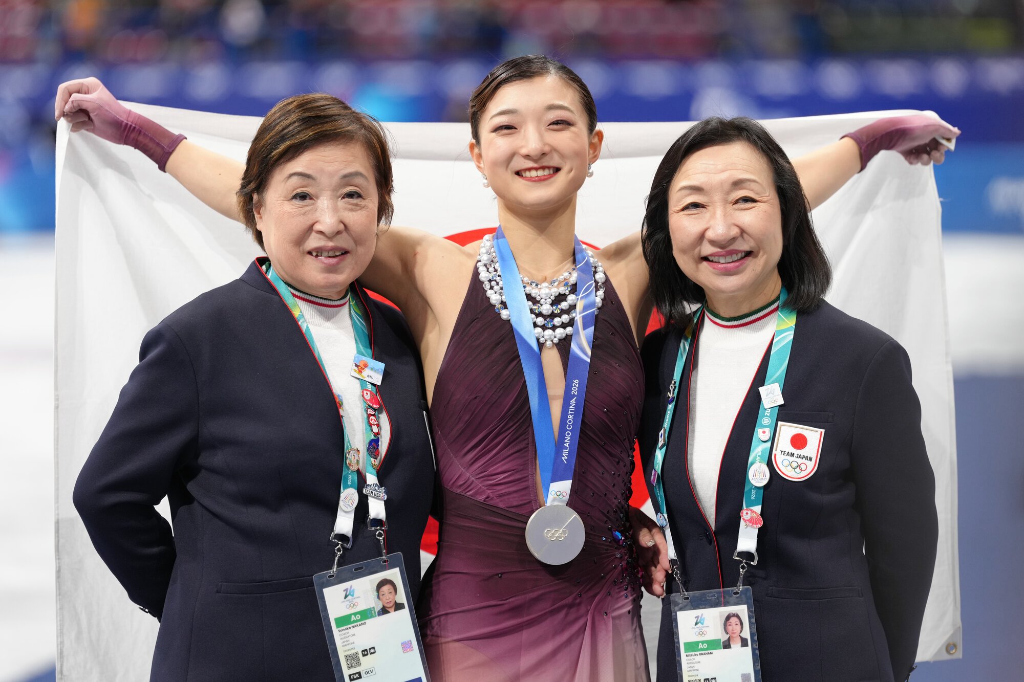 フィギュアスケート女子で銀メダルを獲得した坂本花織(中央)。左は中野園子コーチ、右はグレアム充子コーチ=西岡臣撮影