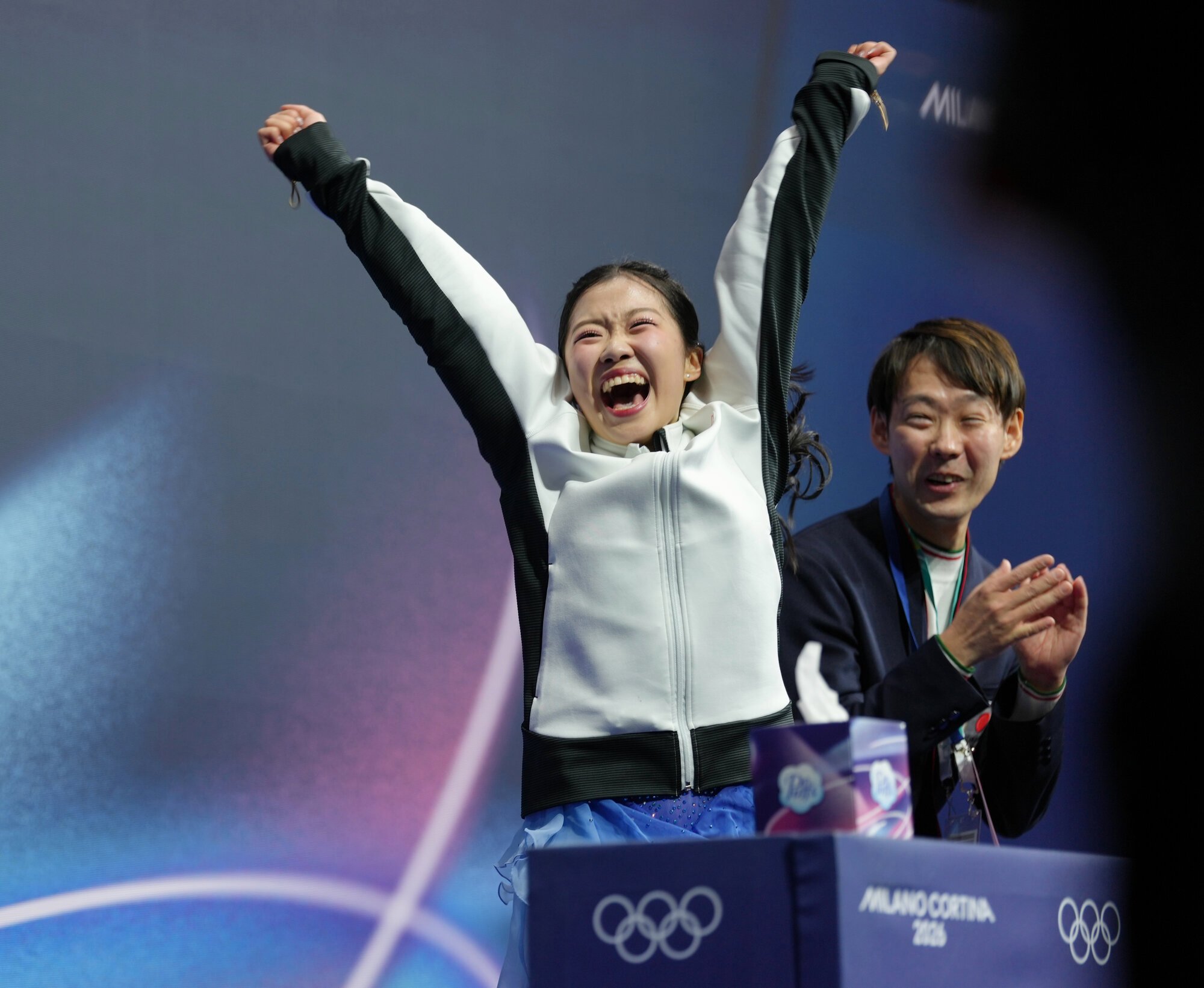 フィギュアスケート女子フリーで得点を確認し、3位となったことがわかり喜ぶ中井亜美＝西岡臣撮影