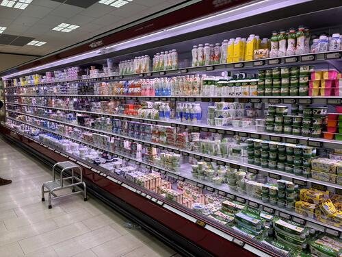 ミラノ近郊のスーパーでヨーグルトが陳列された商品棚(撮影･藤塚大輔)