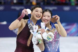 銀メダルを手に笑顔の坂本と銅メダルの中井(撮影･前田充)