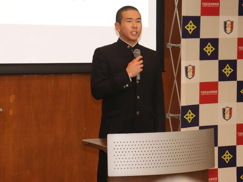 センバツ旗授与式で、あいさつをする横浜の小野主将(撮影･保坂淑子)