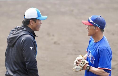 日本ハム対中日　試合前、言葉を交わす日本ハム稲葉2軍監督(左)と中日飯山2軍監督(撮影･江口和貴)