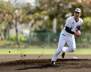守備練習するロッテ石垣(撮影･河田真司)