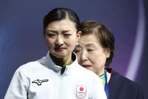 得点を確認し、涙ながらに引き揚げる坂本(撮影･前田充)