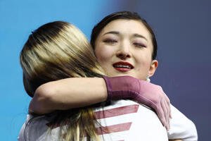女子フリーの演技を終え、アリサ･リュウ(左)と抱き合って涙する坂本(撮影･前田充)