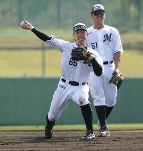 三塁でシートノックを受けるロッテ寺地(撮影･河田真司)