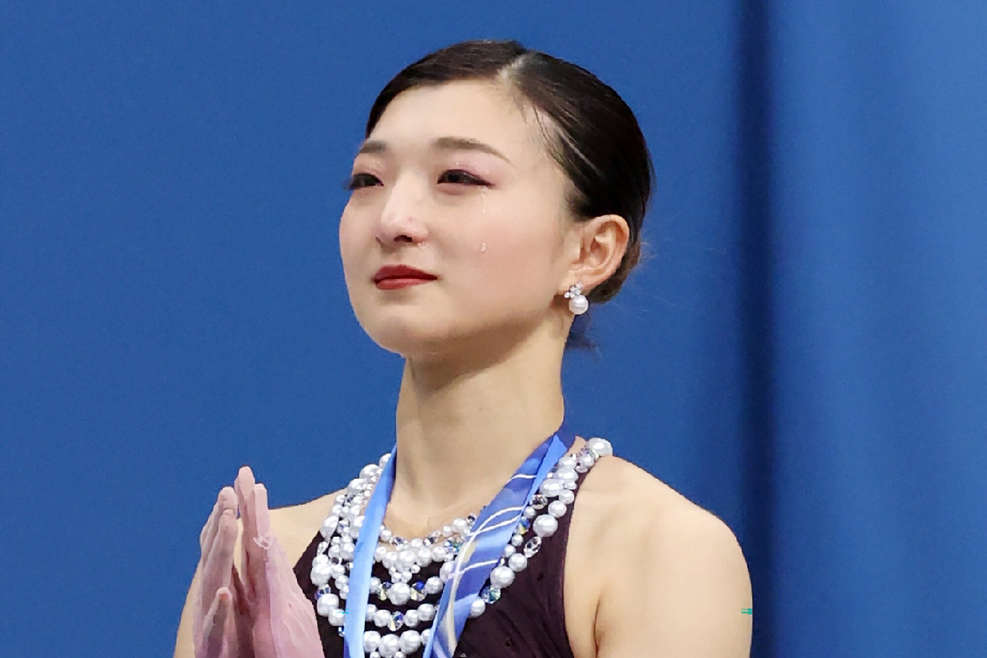 表彰式で涙を流す銀メダルを獲得した坂本花織=西岡臣撮影