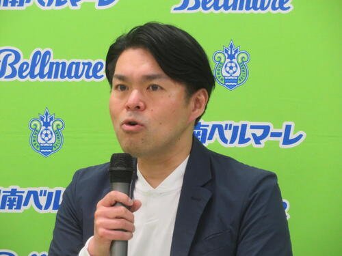 株式会社湘南ベルマーレの株式譲渡に関する記者会見に出席したRIZAPグループ専務で湘南の塩田徹会長(撮影･佐藤成)