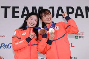 メダル獲得から一夜明け、メダルを手に笑顔で写真に納まる坂本(右)と中井(撮影･前田充)