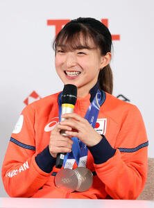 メダル獲得から一夜明け、笑顔で会見に臨む坂本(撮影･前田充)