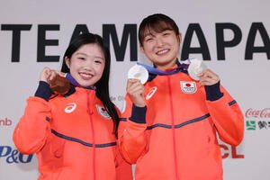 メダル獲得から一夜明け、メダルを手に笑顔で写真に納まる坂本(右)と中井(撮影･前田充)