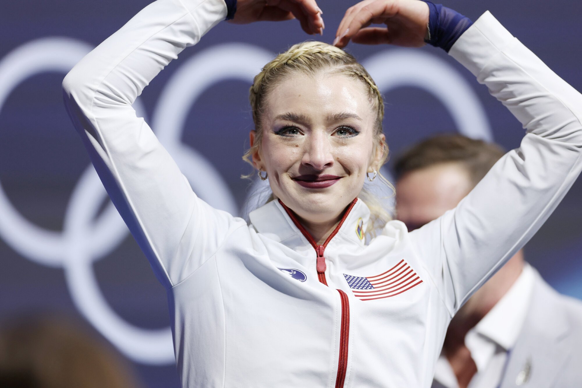 フィギュアスケート女子フリーで演技を終え、得点を確認して笑顔でポーズを決める米国のアンバー･グレン=西岡臣撮影