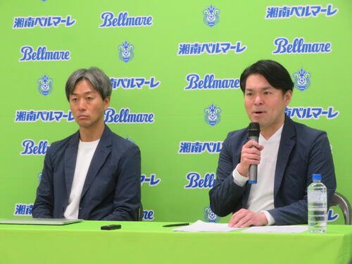 株式会社湘南ベルマーレの株式譲渡に関する記者会見に出席した湘南の大多和亮介社長(左)とRIZAPグループ専務で湘南の塩田徹会長(撮影･佐藤成)