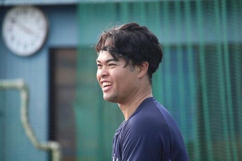 連日夕方までバットを振り込む西武是沢(撮影･金子真仁)