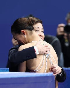 女子フリーの演技を終え涙する坂本(手前)を抱きしめる中野コーチ(撮影･前田充)