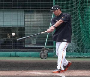 全体練習後、ノックを行う巨人阿部監督(撮影･足立雅史)