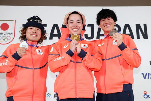 メダリスト会見でメダルを手に笑顔で写真に納まる、左から長谷川、木村、木俣(撮影･前田充)