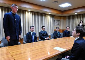 井上弘之副知事(右端)に向かって決意表明する山梨学院の菰田陽生主将(左端)=2026年2月20日、山梨県庁、三宅範和撮影