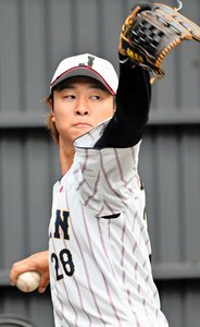 力強い投球を見せる高橋