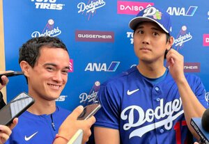 ドジャースの大谷(右)とアイアトン氏