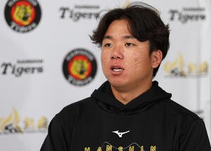 宜野座でインタビューに答える阪神村上(撮影･上山淳一)