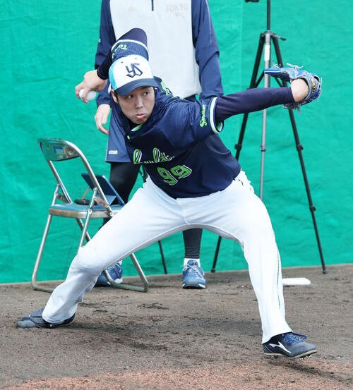ブルペンで投球練習するヤクルト青柳(2026年2月10日撮影)　