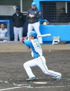 2軍練習試合　日本ハム対中日　2回裏日本ハム2死、右前打を放つ大塚(撮影･江口和貴)