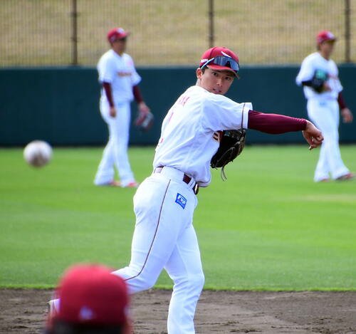 ポジション別ノックで軽快に動く楽天宗山(撮影･山田愛斗)
