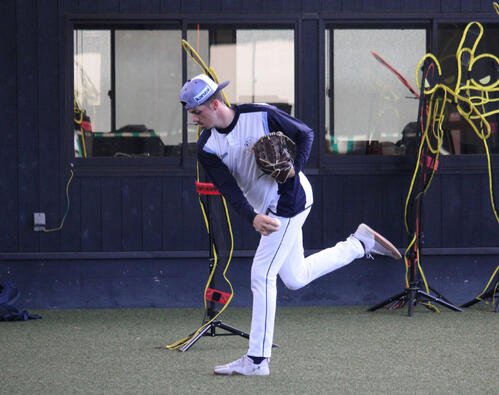 ボールは投げずに投球フォームをチェックする西武ワイナンス(撮影･金子真仁)