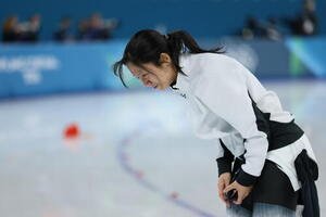 女子1500メートルで6位に終わり、涙ながらにあいさつする高木(撮影･前田充)