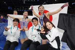 笑顔で写真に納まる、フィギュアスケート日本代表、左から鍵山、中井、木原、坂本、三浦(2026年2月撮影)