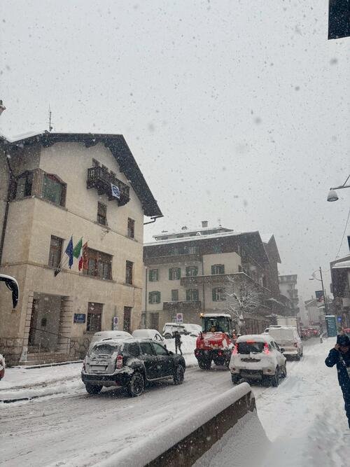 雪が降るコルティナの街中では渋滞が発生していた(撮影･保坂果那)