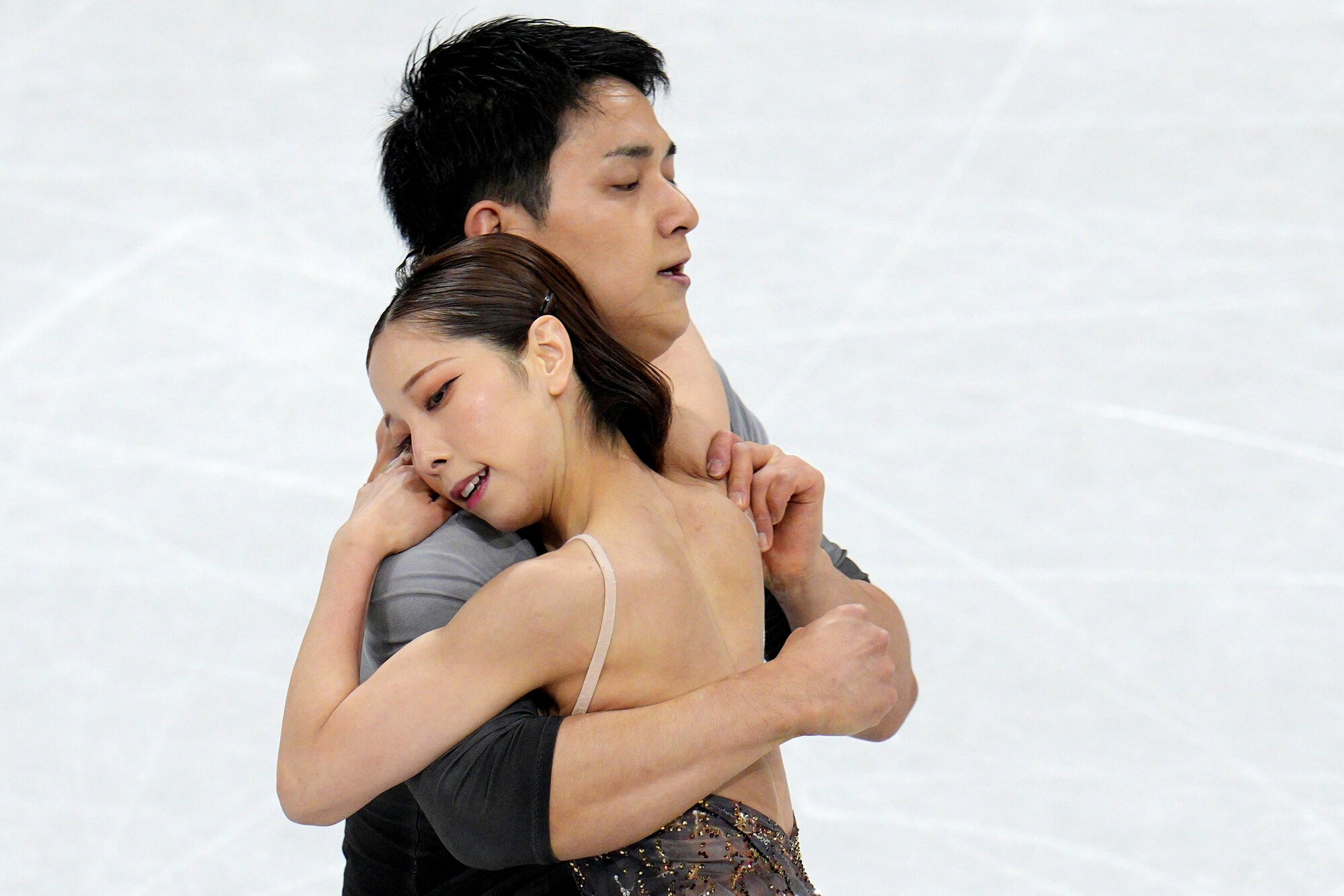 フィギュアペアフリーの演技を終え、抱き合う三浦璃来、木原龍一組=竹花徹朗撮影
