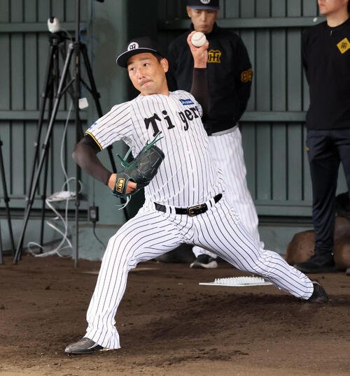 ブルペンで投球練習する阪神岩崎(2026年2月2日撮影)