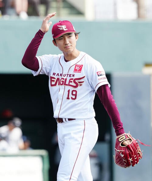 楽天対ロッテ　2回表終了後、ベンチに引き揚げる楽天先発の荘司(撮影･江口和貴)