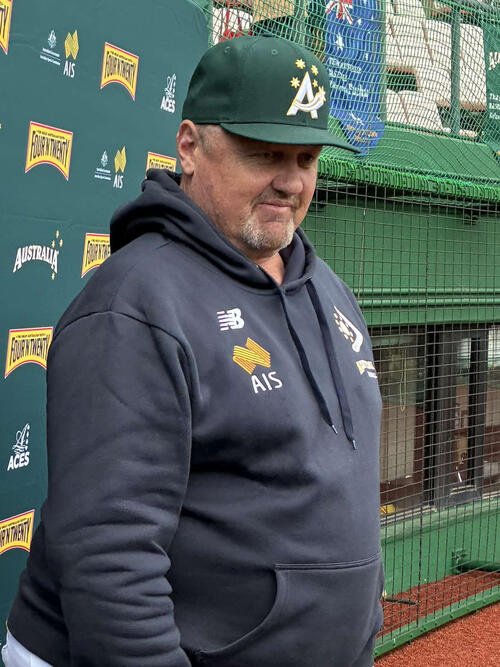 取材に応じるオーストラリア代表のニルソン監督