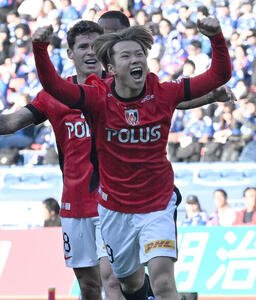 横浜M対浦和　後半、チーム2点目のゴールを決め、喜ぶ浦和早川(手前)(撮影･千葉一成)