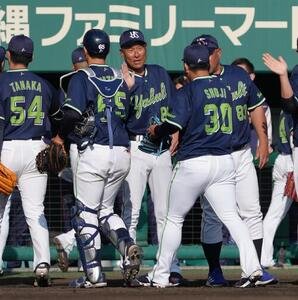 巨人対ヤクルト　巨人に勝利しタッチを交わすヤクルト池山監督(撮影･足立雅史)