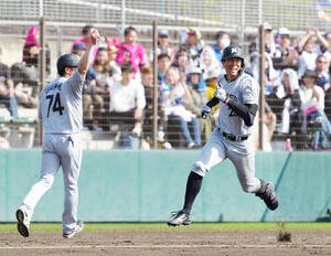 楽天対ロッテ　7回表ロッテ無死、ランニング本塁打で三塁を回る岡(右)(撮影･江口和貴)