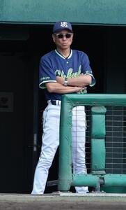 巨人対ヤクルト　戦況を見つめるヤクルト池山監督(撮影･足立雅史)