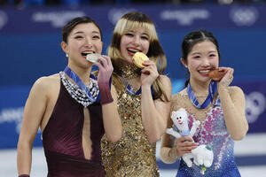 メダルを手に笑顔で写真に納まる、左から銀メダルの坂本、金メダルのアリサ･リュウ、銅メダルの中井(撮影･前田充)