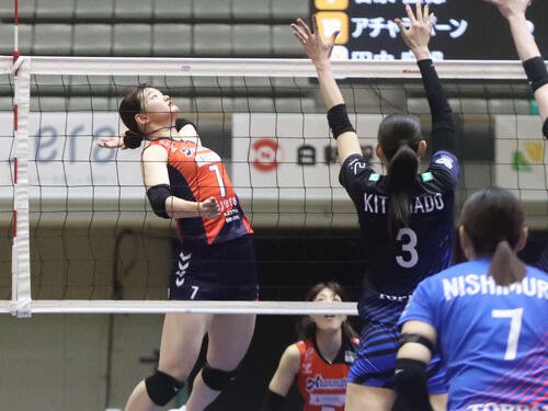 山形対SAGA久光　スパイクを放つ山形OP若泉佳穂(左)(撮影･高橋香奈)