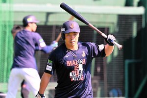侍ジャパンの宮崎合宿で、打撃フォームをチェックするソフトバンクの近藤健介=2月21日