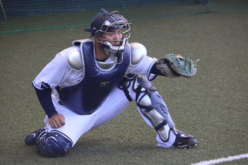 ブルペンで冨士の球を受ける西武柘植(撮影･金子真仁)