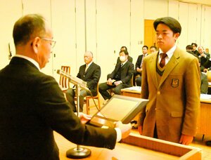日本学生野球協会の優秀選手に選ばれ、表彰される国近泰獅さん=2026年2月21日、岡山市北区、勝亦邦夫撮影